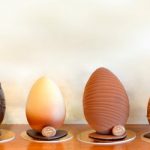 Le uova di cioccolato addolciscono la Pasqua e nascondono una sorpresa. Farle in casa con Aurora,ringraziando il Maestro Cappelletto. Con un po' di storia.