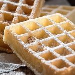 I waffle sono dolcetti tipici del Nord Europa, a nido d'ape, morbidi dentro e croccanti fuori. La storia e una ricetta.